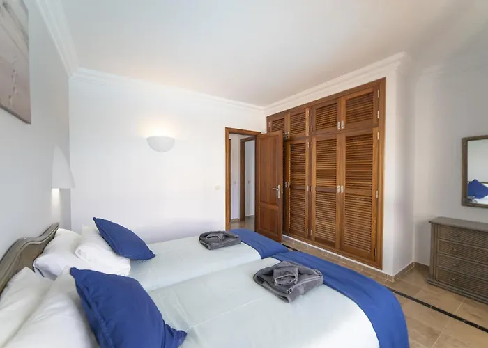 Superb Casa Herlanda 3 Bedrooms Pool Table فيلة